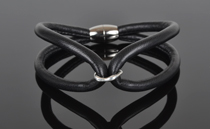 Armbånd i sort lammeskind med ring af Sterling sølv og blankpoleret magnetlås i blankpoleret stål.Tykkelse 5mm.